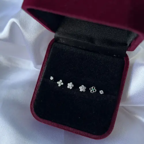 Set de Aretes Minimalistas Flores Circón Esmeralda — imagen 2