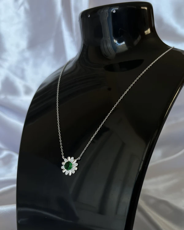 Collar Flor Margarita Circón Esmeralda's foto | Sterlyn Jewels |  BizneCubano