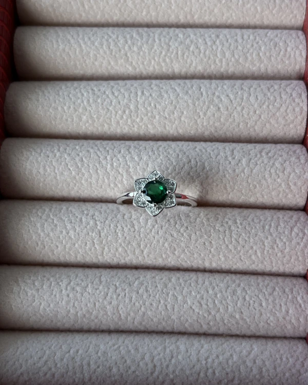 Anillo Flor Circón Esmeralda's foto | Sterlyn Jewels |  BizneCubano