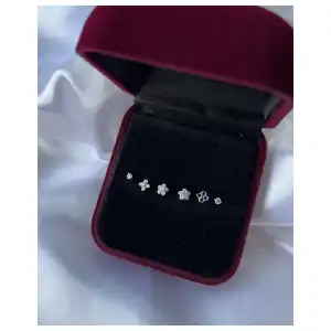 Set de Aretes Minimalistas Flores Circón Esmeralda miniatura 2
